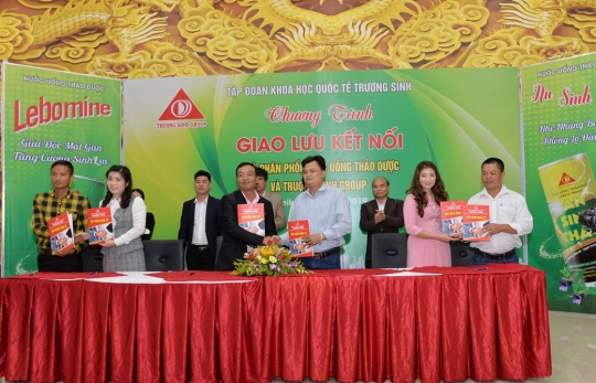 TRUONG SINH GROUP TƯNG BỪNG TỔ CHỨC LỄ RA MẮT SẢN PHẨM NƯỚC UỐNG THẢO DƯỢC   