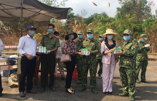 HÀNG TRĂM THÙNG NƯỚC THẢO DƯỢC TRƯỜNG SINH TRAO ĐẾN TAY UBMTTQ VIỆT NAM TỈNH GIA LAI, GÓP PHẦN ĐẨY LÙI DỊCH BỆNH COVID-19